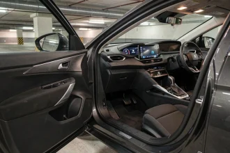 Boîte automatique Eat8 dans un Peugeot 3008, sélecteur de vitesses sur console centrale