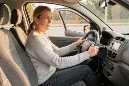 Femme conduisant une voiture sans permis de type quadricycle léger sur route