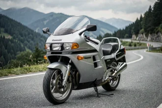 Kawasaki GTR 1000 garée sur un col de montagne, vue 3/4 avant mettant en valeur le carénage intégral et le pare-brise panoramique