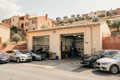 Vue d'ensemble d'une carrosserie professionnelle dans les Bouches-du-Rhône avec plusieurs véhicules en cours de réparation
