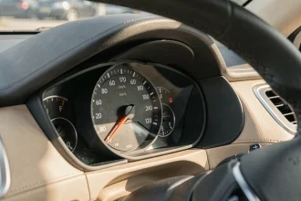 Tableau de bord d'une voiture avec le tachymètre indiquant 2800 tr/min à 130 km/h sur autoroute
