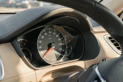 Tableau de bord d'une voiture avec le tachymètre indiquant 2800 tr/min à 130 km/h sur autoroute