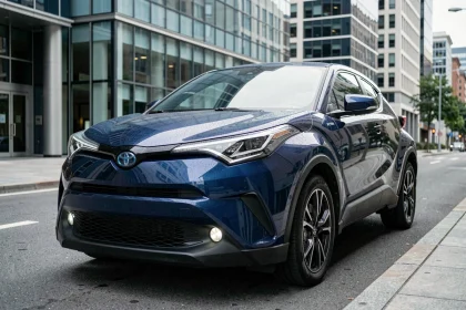 Toyota C-HR 2026 électrique vue trois quarts avant en milieu urbain
